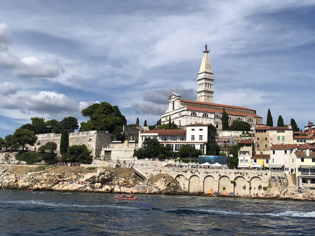 Prenovljena hiša 800 m2 z bazenom in pogledom na morje