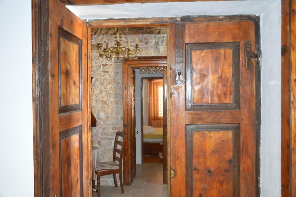 Prenovljena hiša 800 m2 z bazenom in pogledom na morje