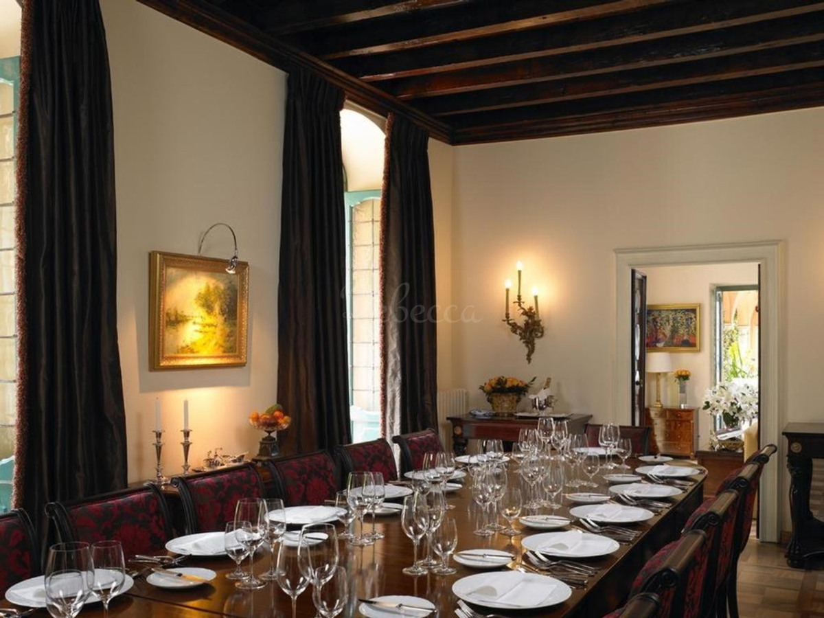 Prenovljena hiša 800 m2 z bazenom in pogledom na morje