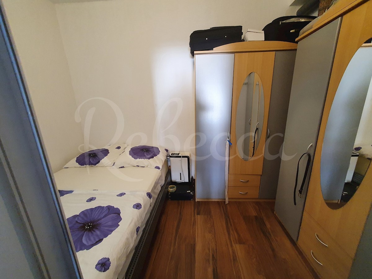 Vir, samostojna hiša (224m2), 4 apartmaji, 200 metrov od morja !!!