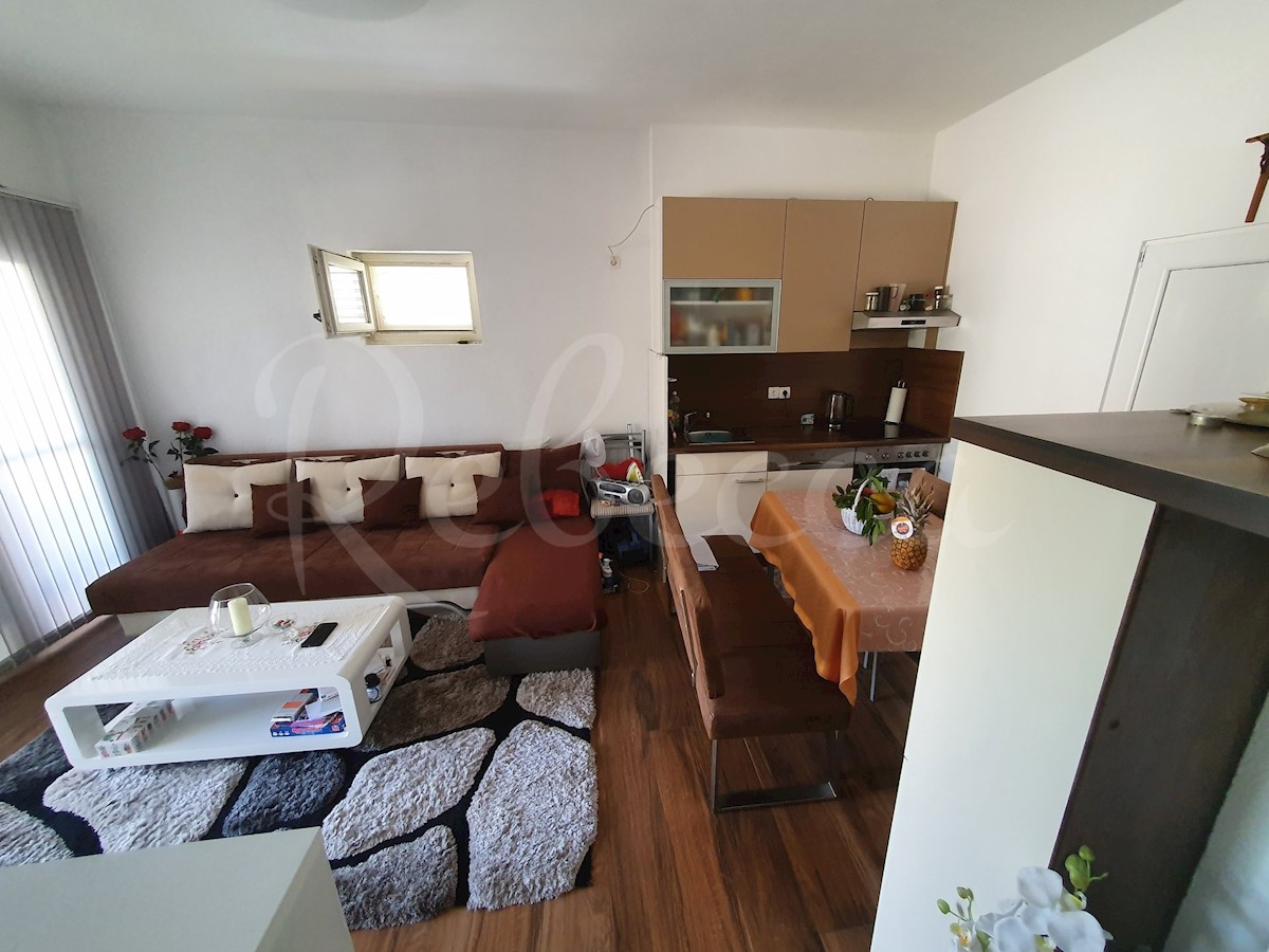 Vir, samostojna hiša (224m2), 4 apartmaji, 200 metrov od morja !!!