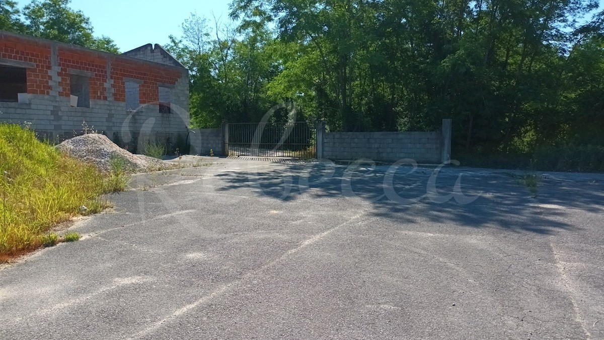 Istra. v bližini Pazina, prodamo večjo poslovno enoto na 10.000 m2