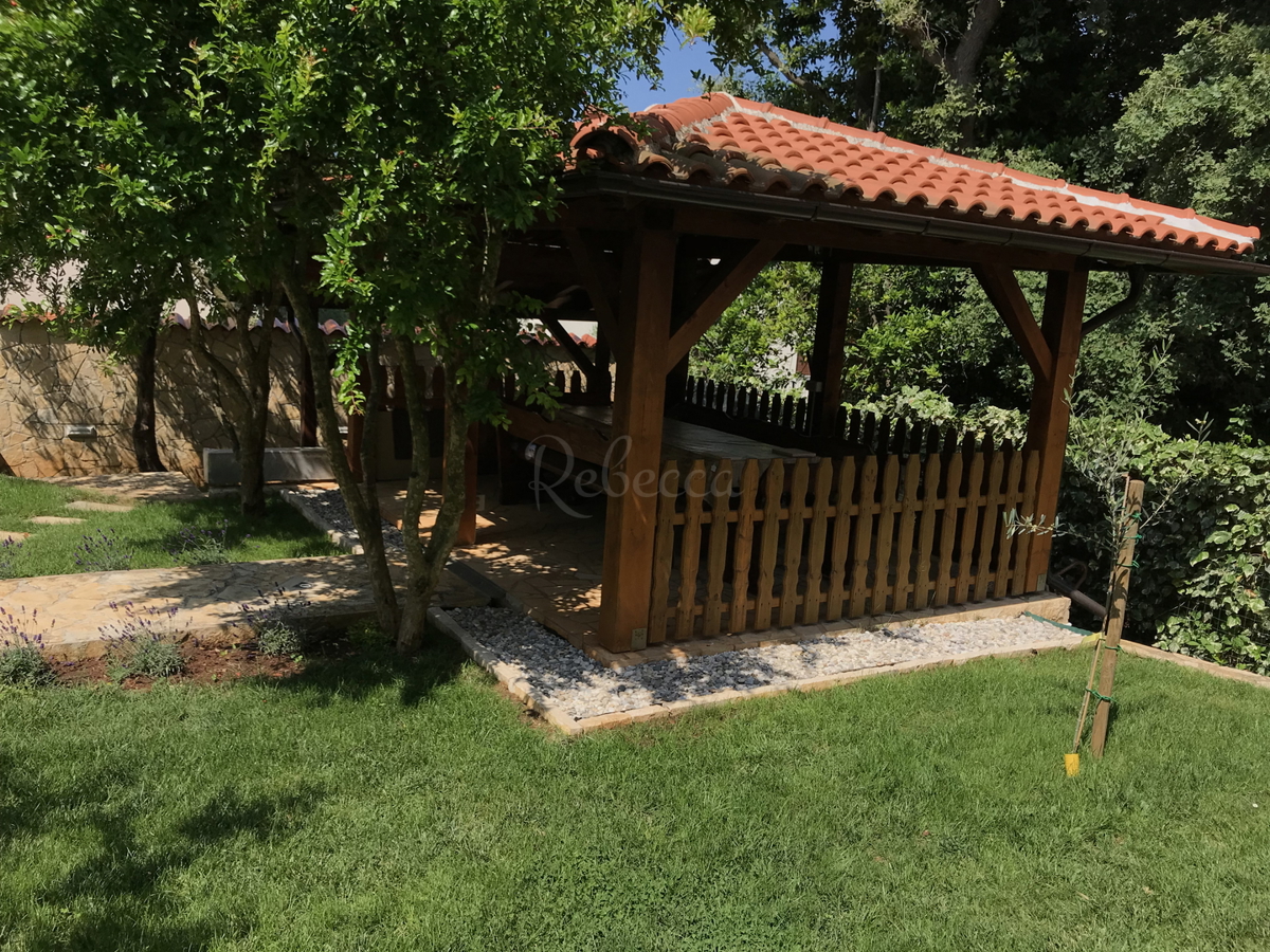 Apartmajska hiša, 300 m od plaže, Pješčana Uvala