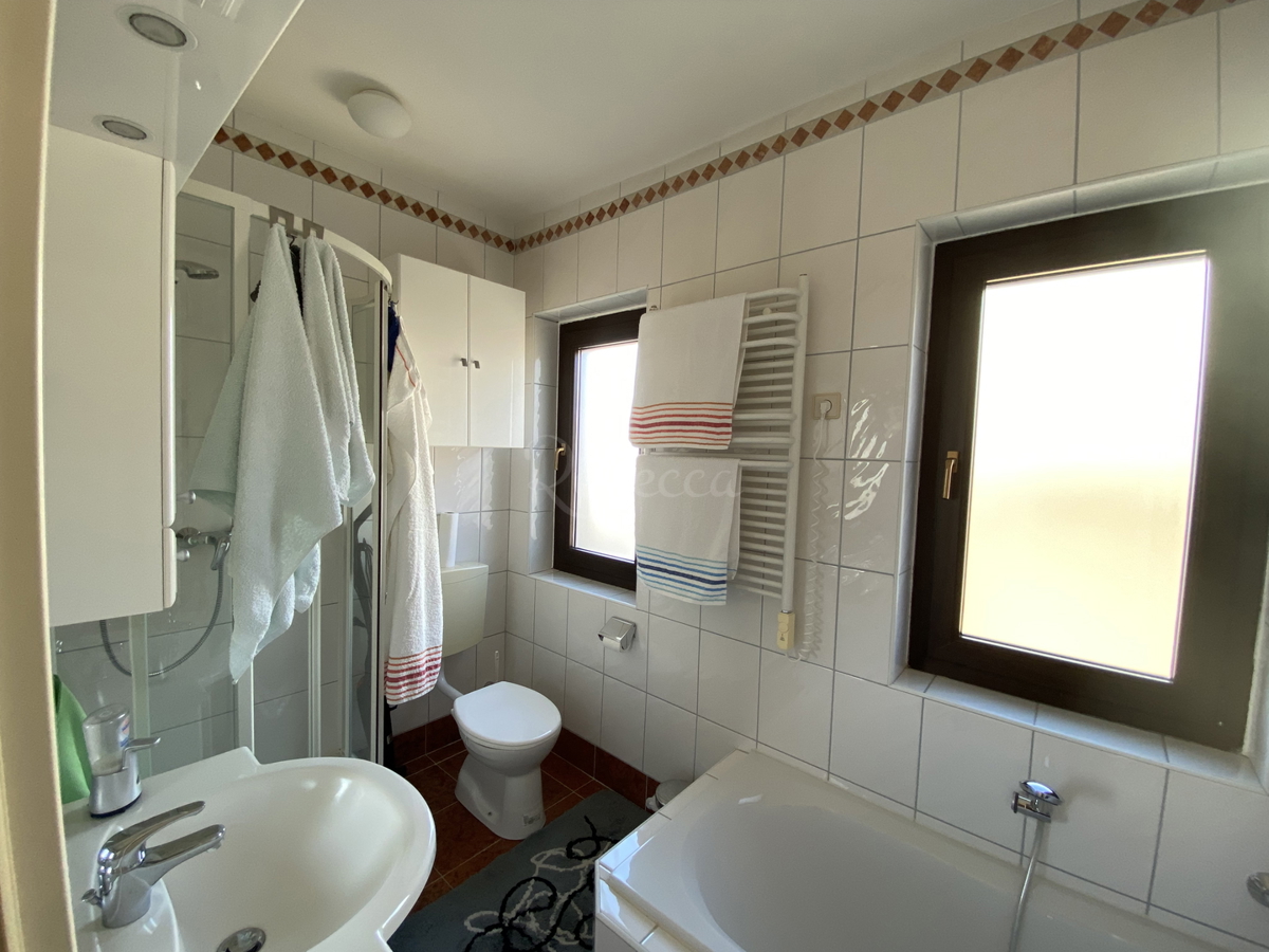 Apartmajska hiša, 300 m od plaže, Pješčana Uvala