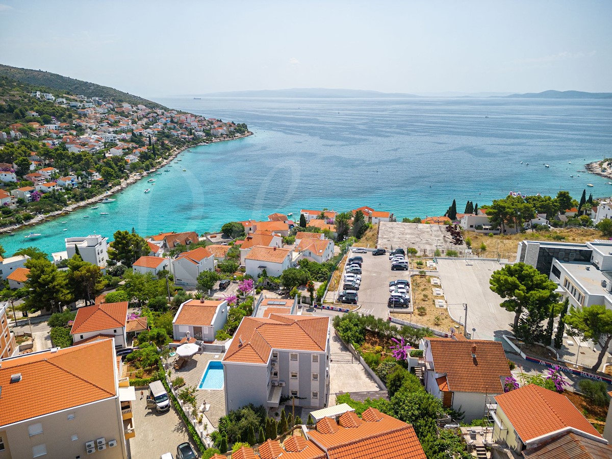 Trogir, Okrug Gornji, luksuzno dvosobno stanovanje s pogledom na morje in bazenom, 150 metrov od morja