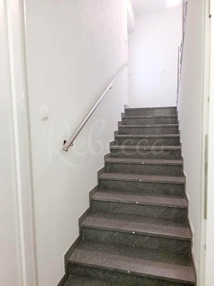 Istra, Pula, samostojna hiša 430 m2, trije prostorni apartmaji, odlična lokacija