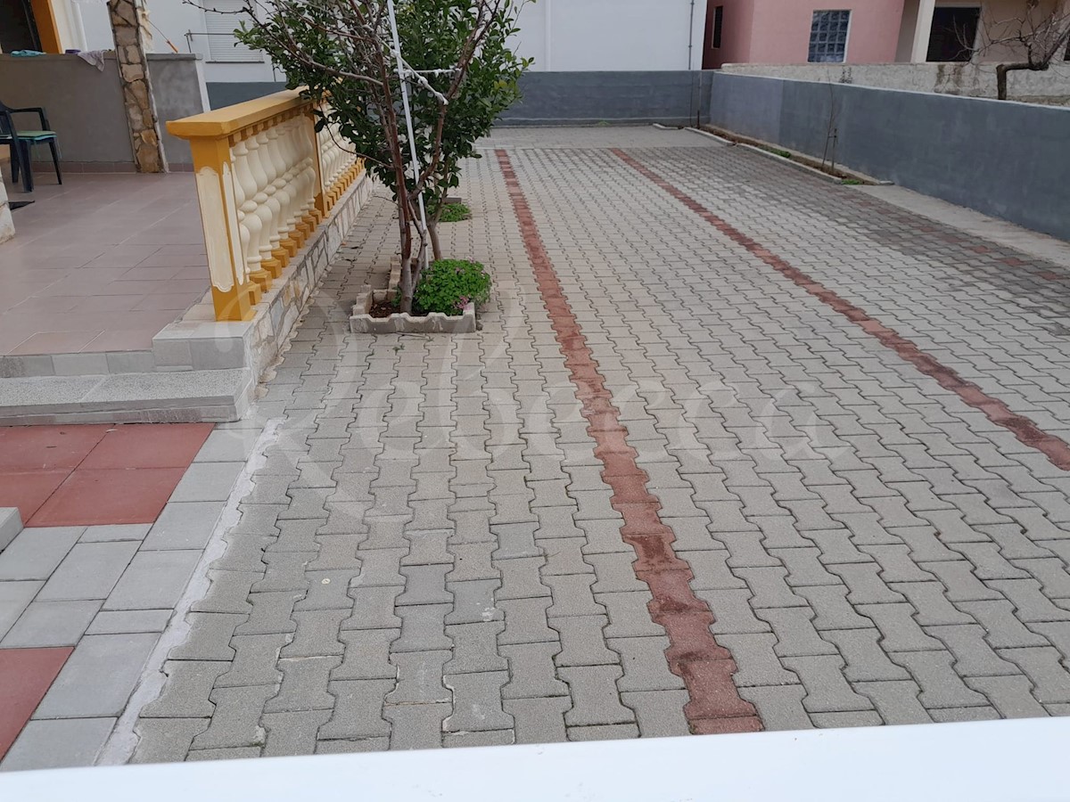 Vir, Jug, družinska hiša (220m2) z velikim vrtom, 200 metrov do plaže