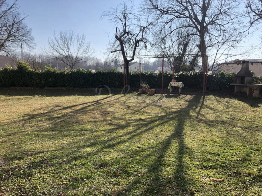 Posestvo z več objekti, 400 m2, zazidljiva parcela, Štokovci