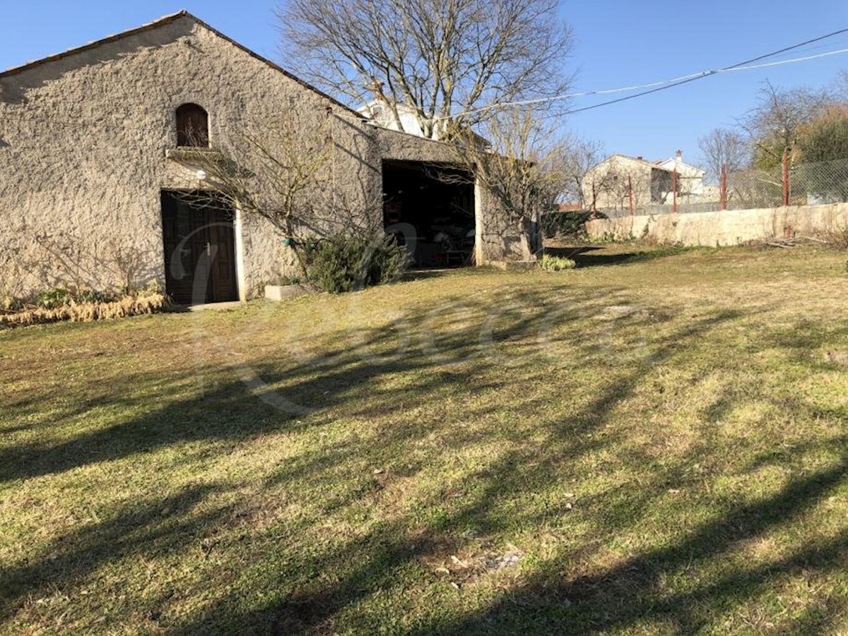 Posestvo z več objekti, 400 m2, zazidljiva parcela, Štokovci