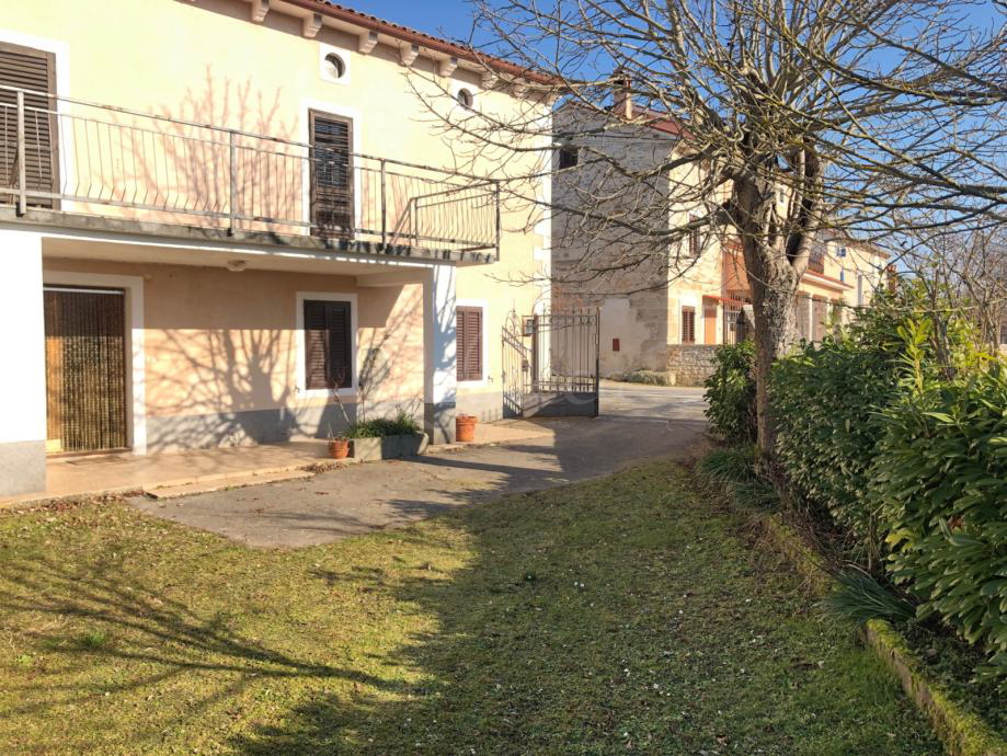 Posestvo z več objekti, 400 m2, zazidljiva parcela, Štokovci