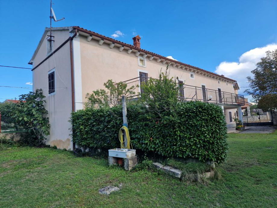 Posestvo z več objekti, 400 m2, zazidljiva parcela, Štokovci