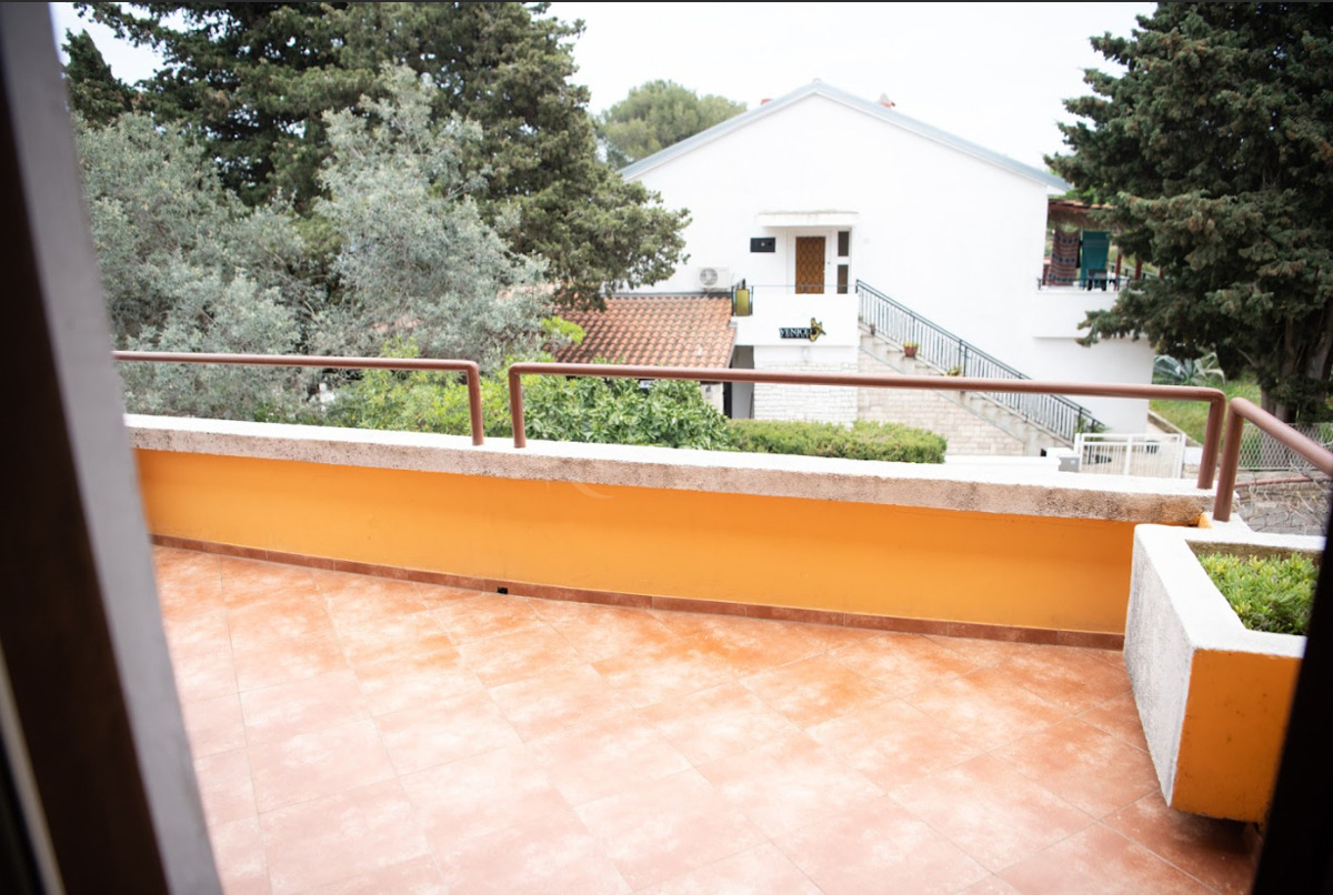 Hiša z 2 apartmajema, 150 m2, blizu morja. Premantura
