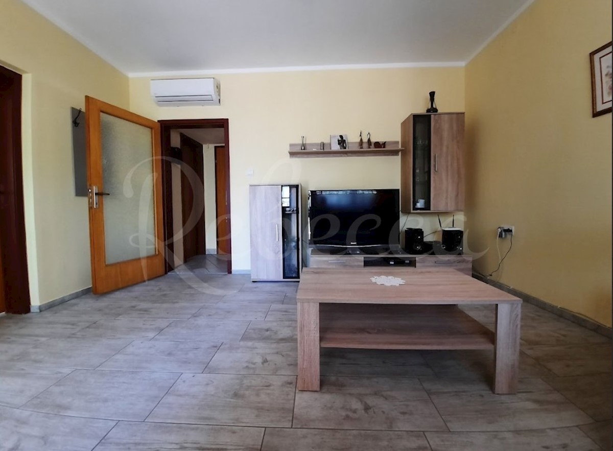 Hiša z 2 apartmajema, 150 m2, blizu morja. Premantura