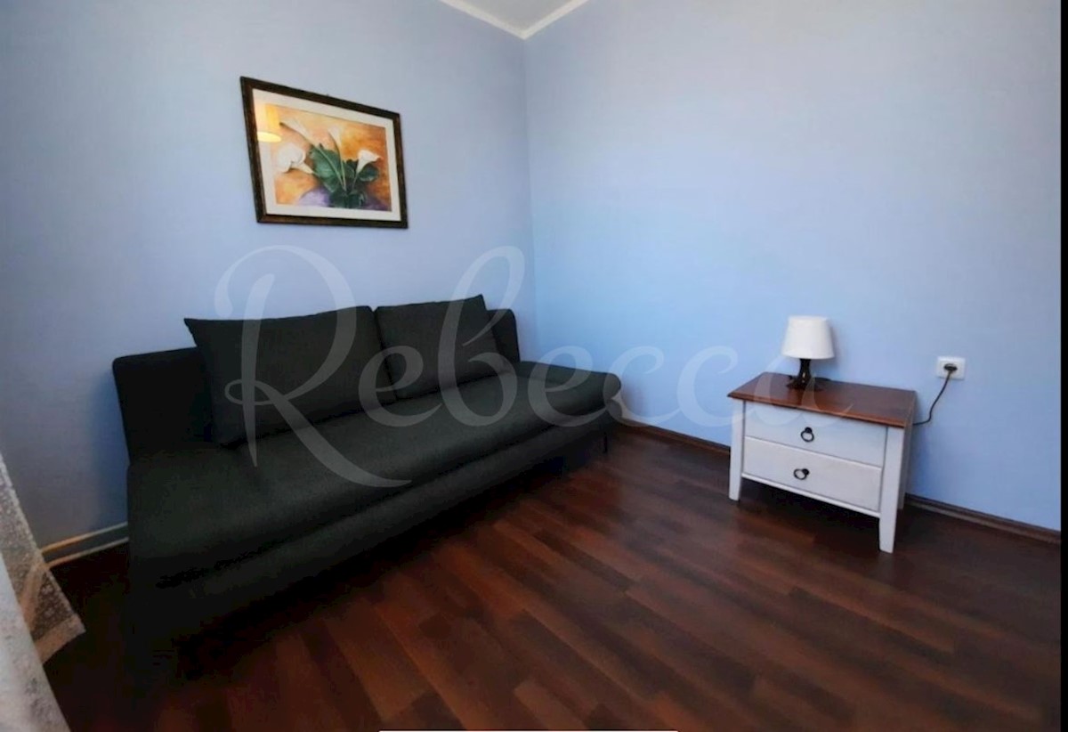 Hiša z 2 apartmajema, 150 m2, blizu morja. Premantura