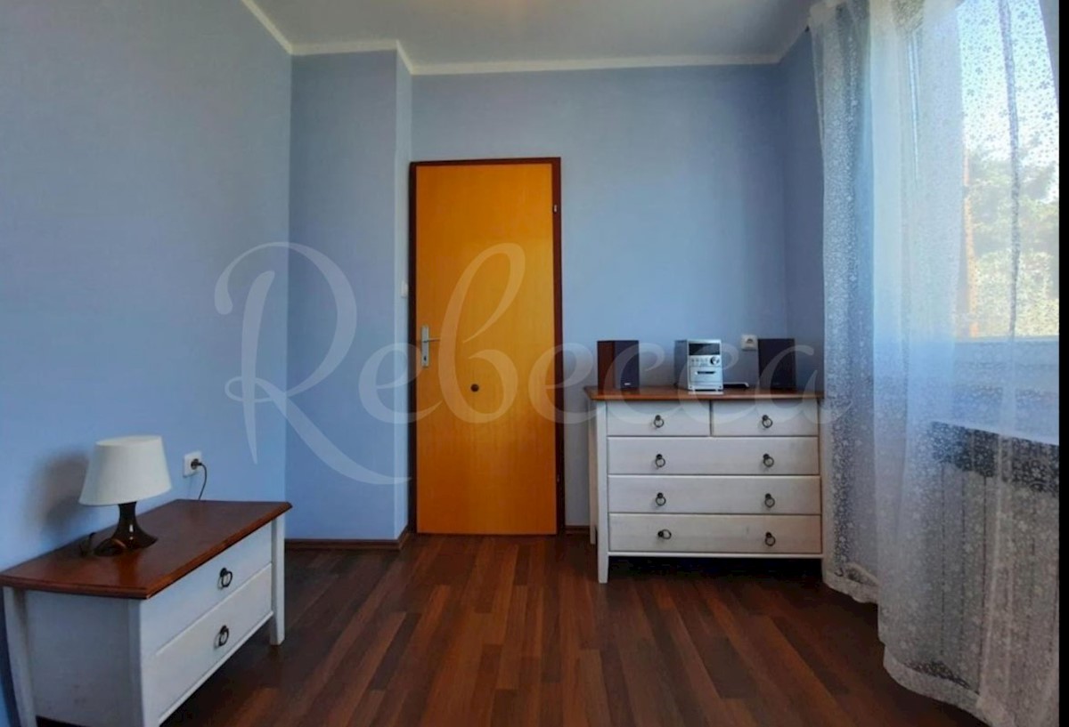 Hiša z 2 apartmajema, 150 m2, blizu morja. Premantura