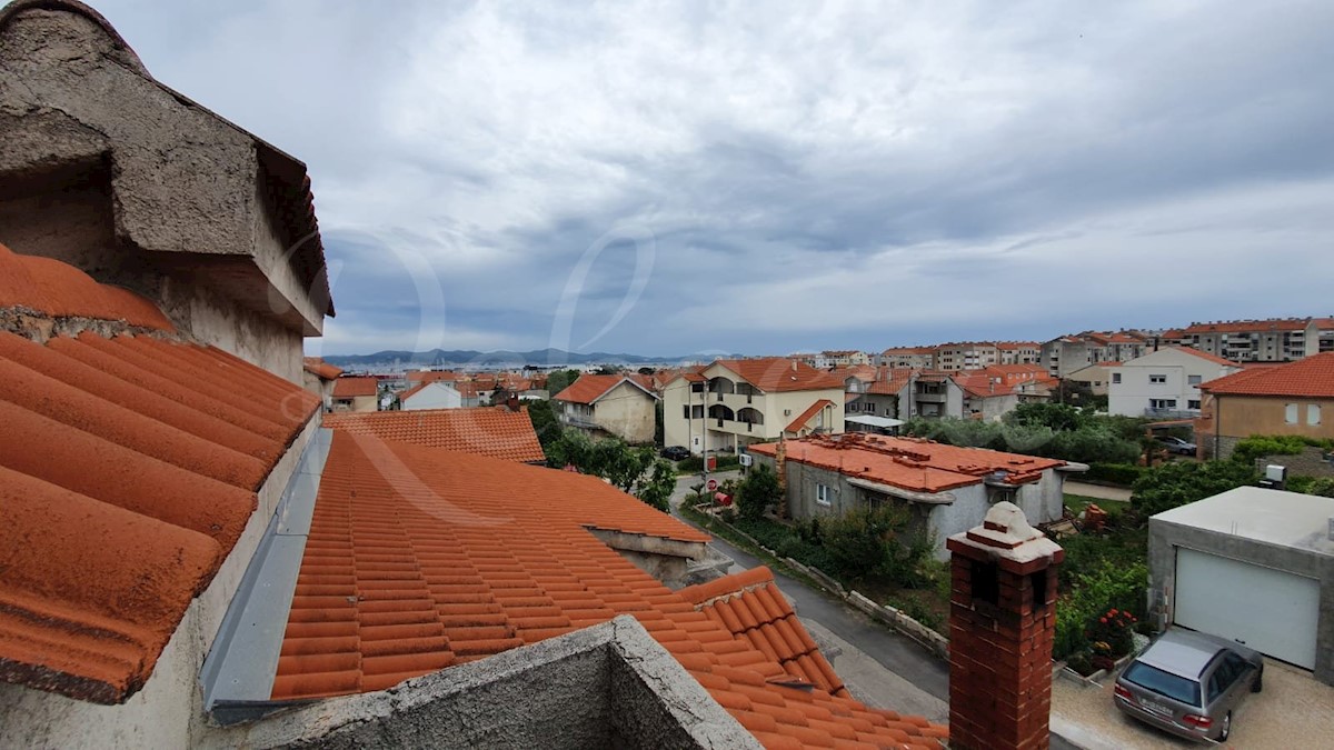 Zadar, Bili Brig, prostorno stanovanje (103,43m2) z garažo, strešno teraso in pogledom na morje, roh-bau