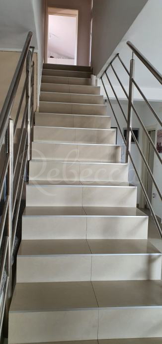 Stanovanje v dveh etažah, 100 m2, 3 sobe, parkirišče, Pula