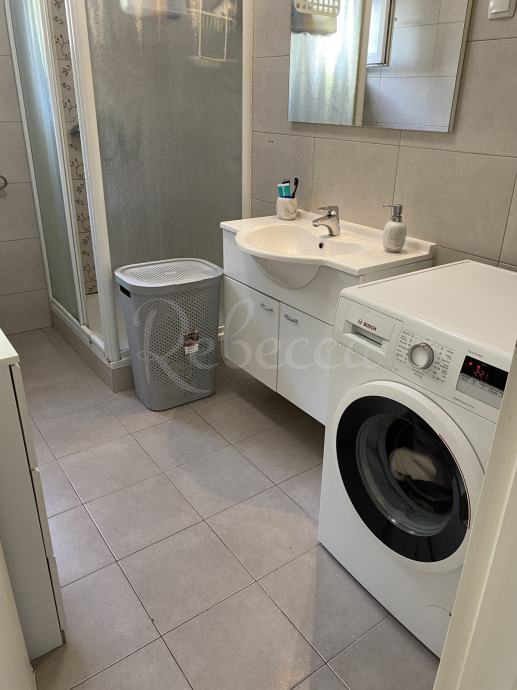 Stanovanje v dveh etažah, 100 m2, 3 sobe, parkirišče, Pula