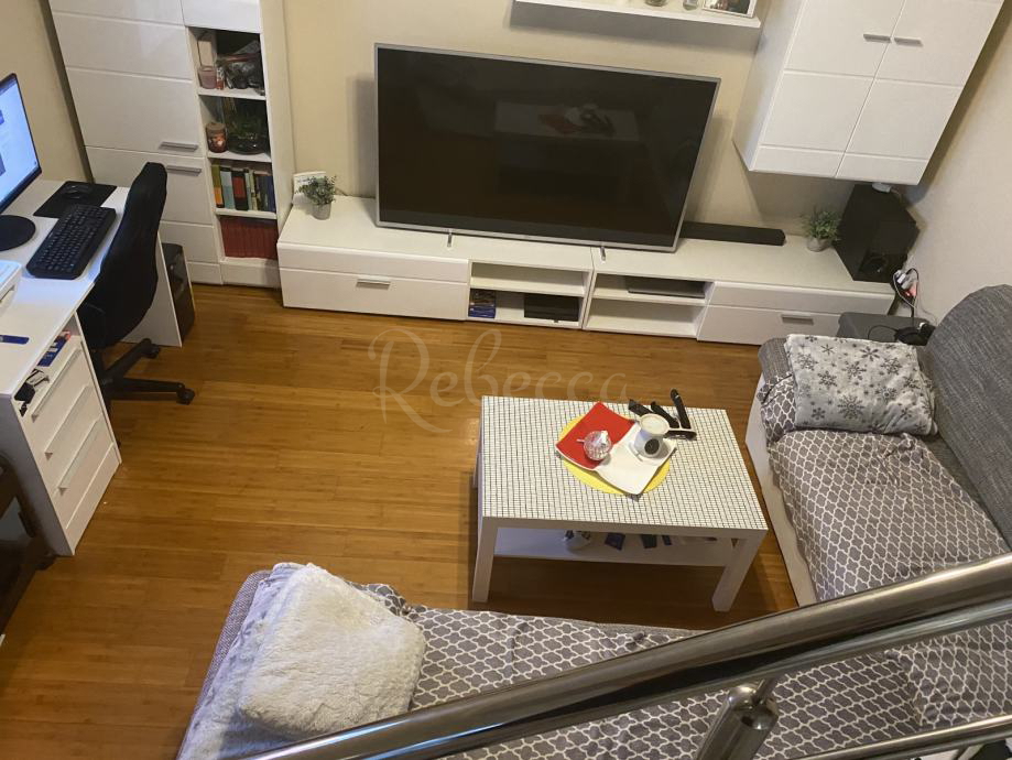 Stanovanje v dveh etažah, 100 m2, 3 sobe, parkirišče, Pula