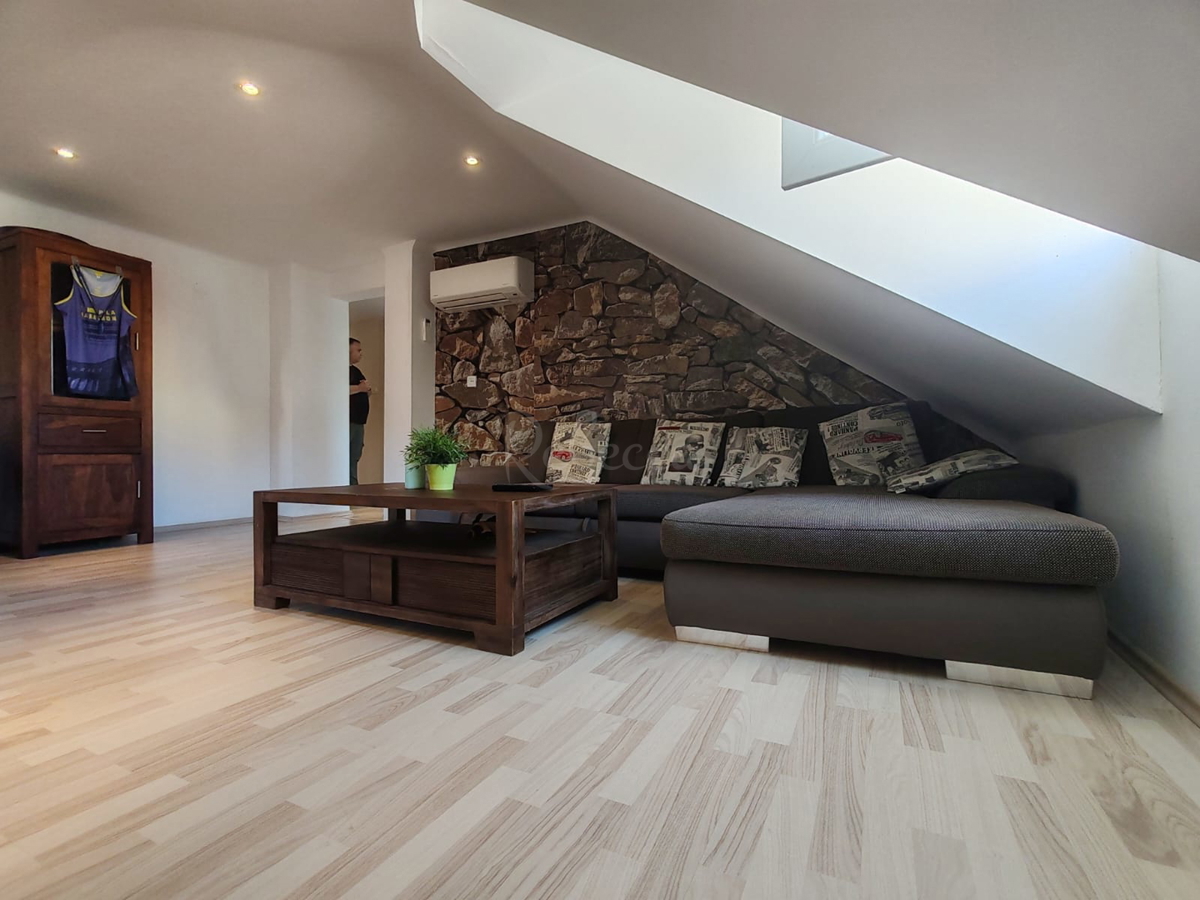 Renoviran stan v središču Pule, velik 66 m2