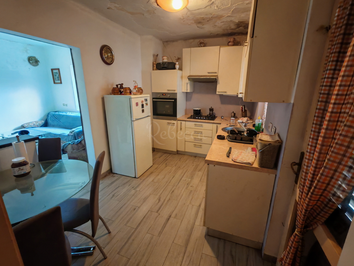 Hiša pritličnica, 150 m2, vrt, garaže, Pula