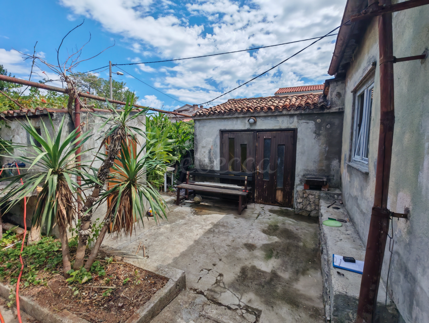 Hiša pritličnica, 150 m2, vrt, garaže, Pula