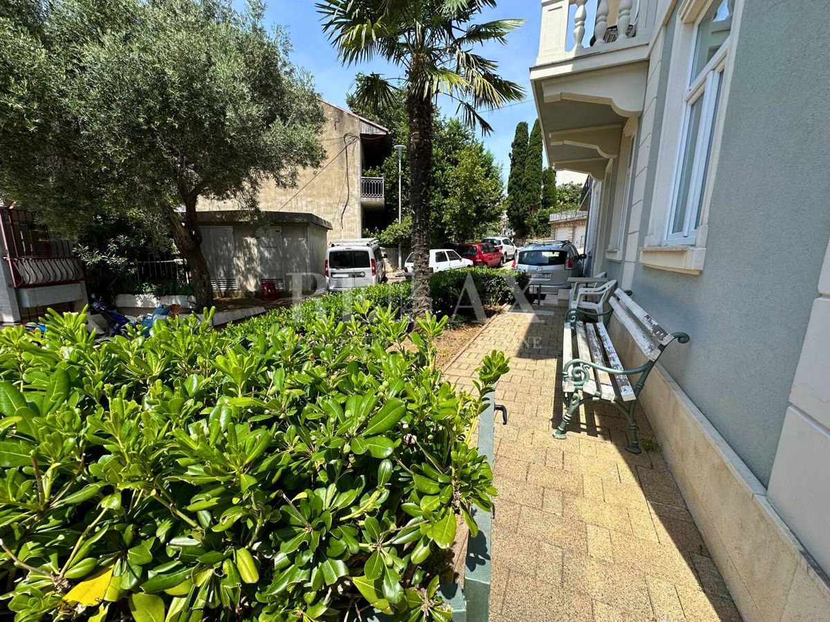 Crikvenica - Hiša v Centru s Tremi Stanovanji