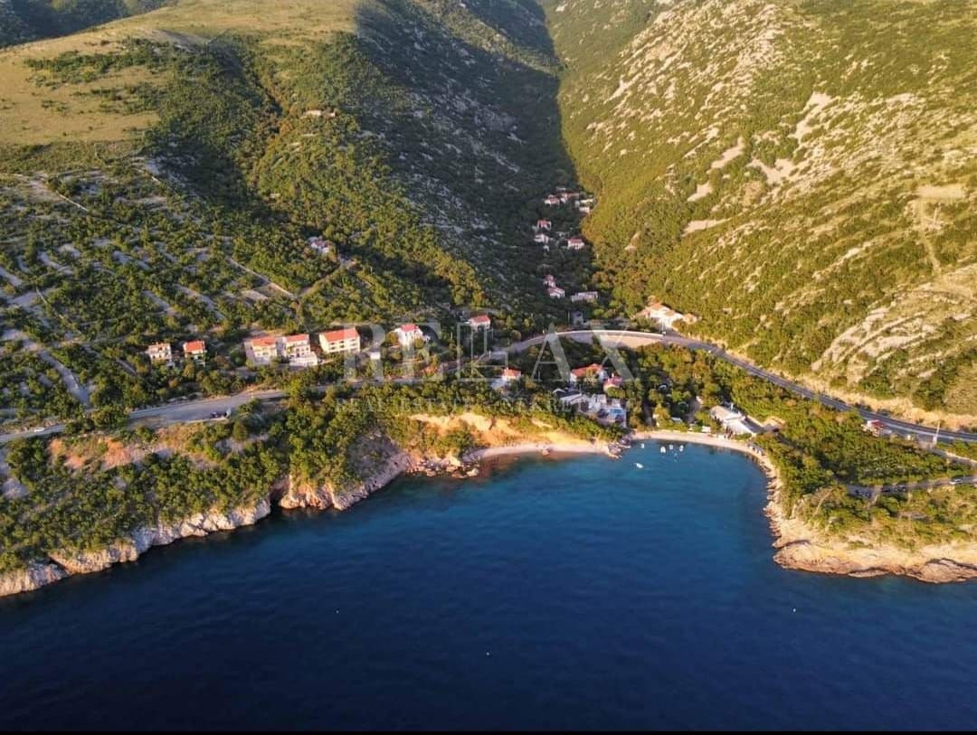 Senj, Bunica - zemljišče 250m od morja