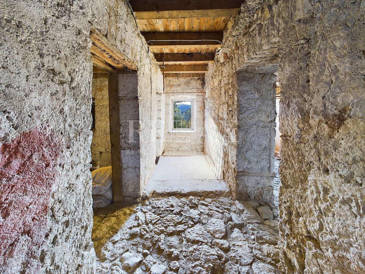 Bribir - kamnita hiša za obnovo z razgledom