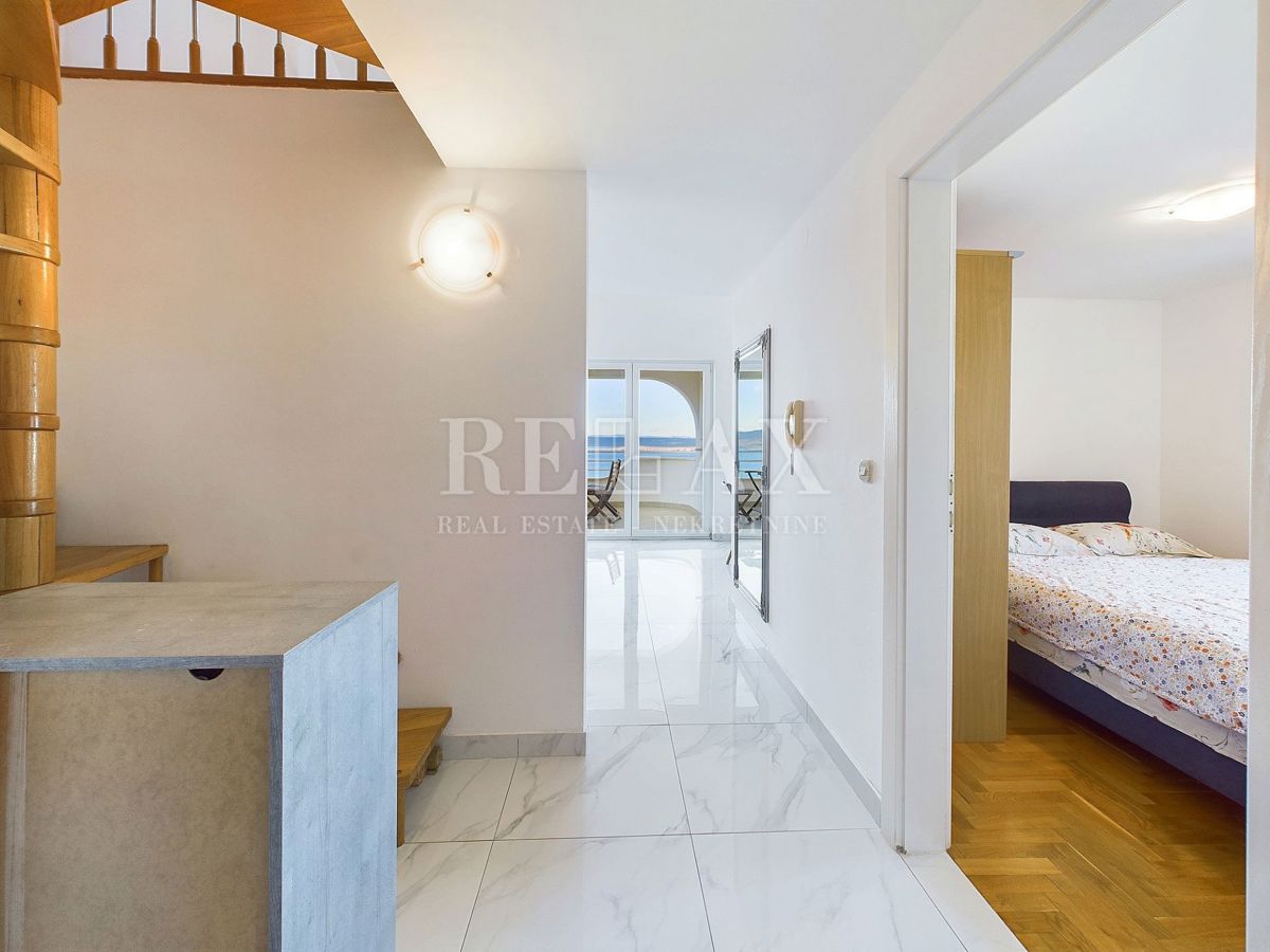 Dramalj - dvoetažni apartma s panoramskim pogledom na morje