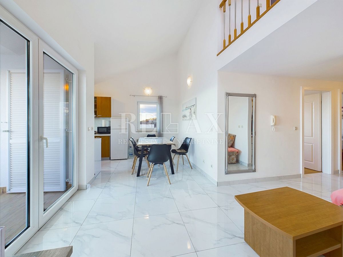Dramalj - dvoetažni apartma s panoramskim pogledom na morje