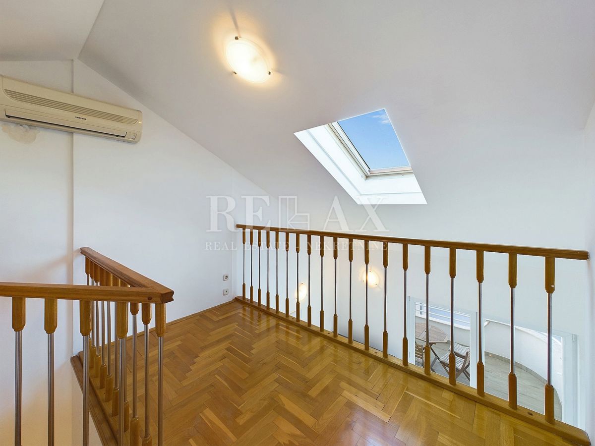 Dramalj - dvoetažni apartma s panoramskim pogledom na morje