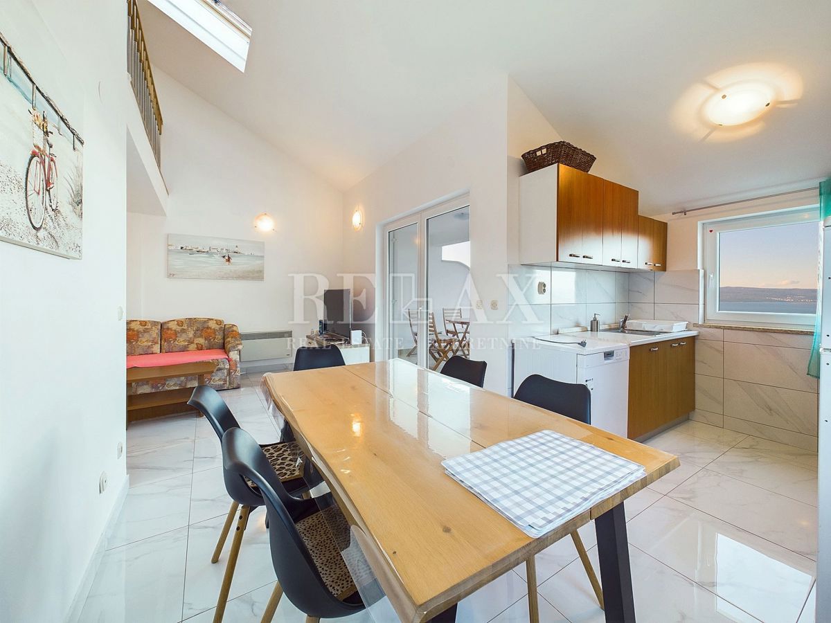 Dramalj - dvoetažni apartma s panoramskim pogledom na morje