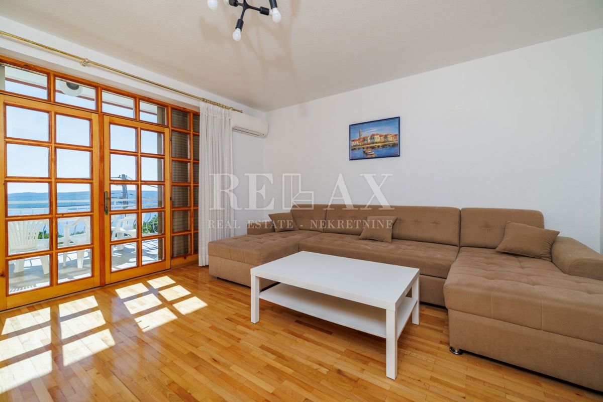 Crikvenica - prostorna nepremičnina z bazenom