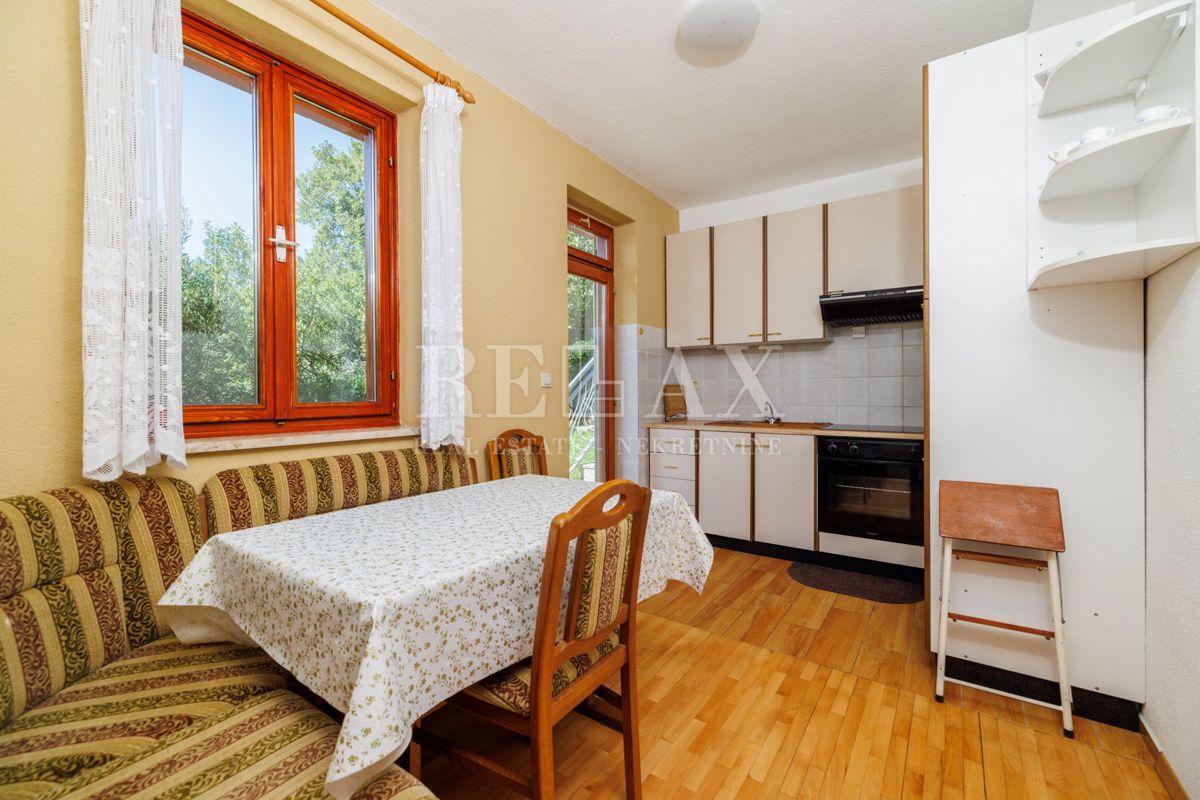 Crikvenica - prostorna nepremičnina z bazenom