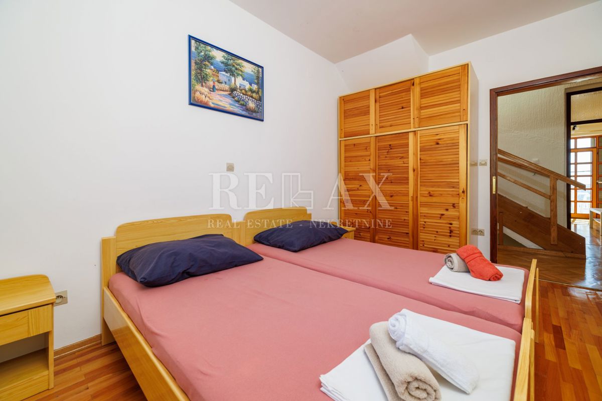 Crikvenica - prostorna nepremičnina z bazenom