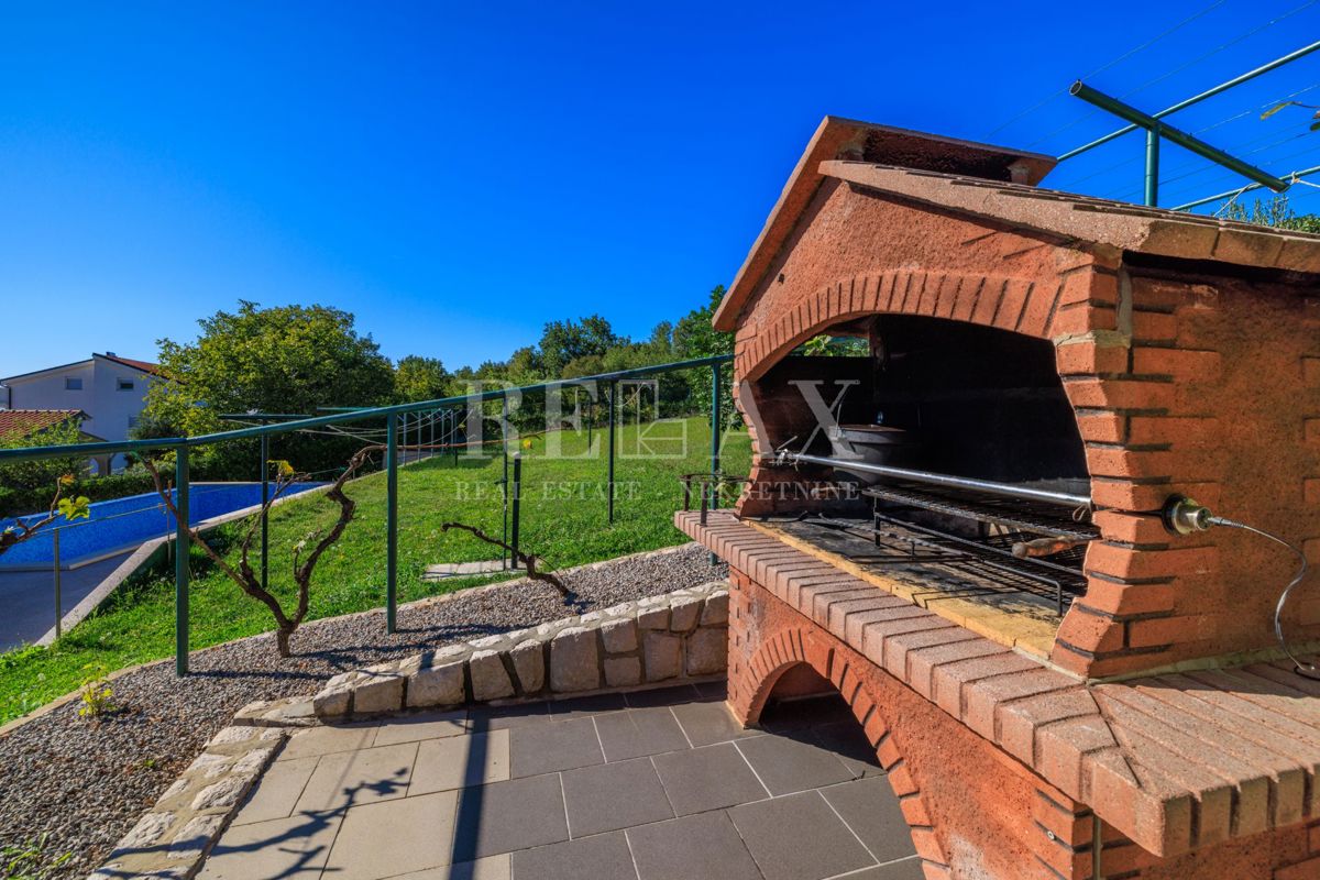 Crikvenica - prostorna nepremičnina z bazenom