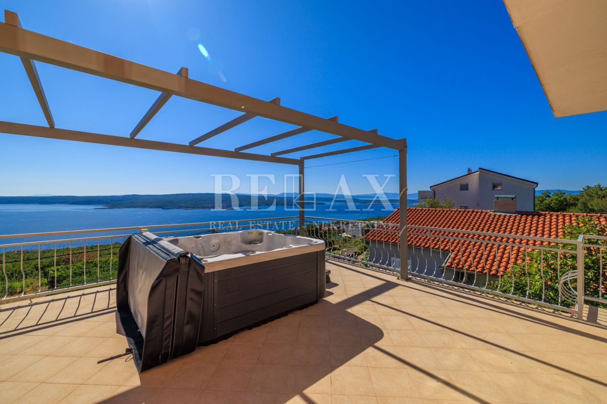 Crikvenica - prostorna nepremičnina z bazenom