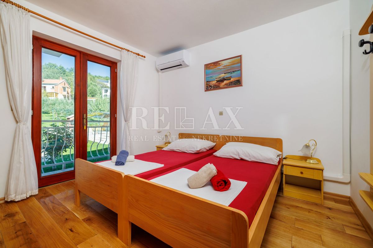 Crikvenica - prostorna nepremičnina z bazenom