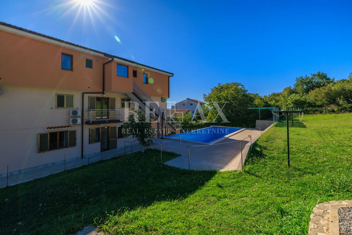 Crikvenica - prostorna nepremičnina z bazenom