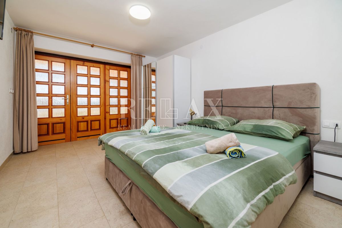 Crikvenica - prostorna nepremičnina z bazenom