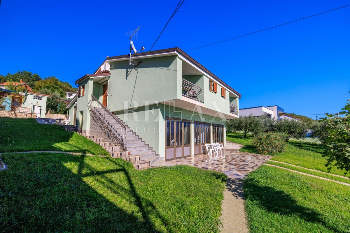 Crikvenica - prostorna nepremičnina z bazenom