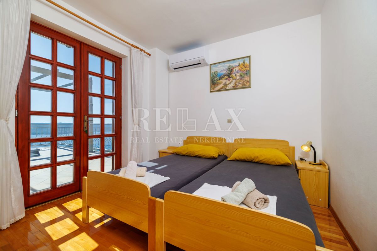 Crikvenica - prostorna nepremičnina z bazenom