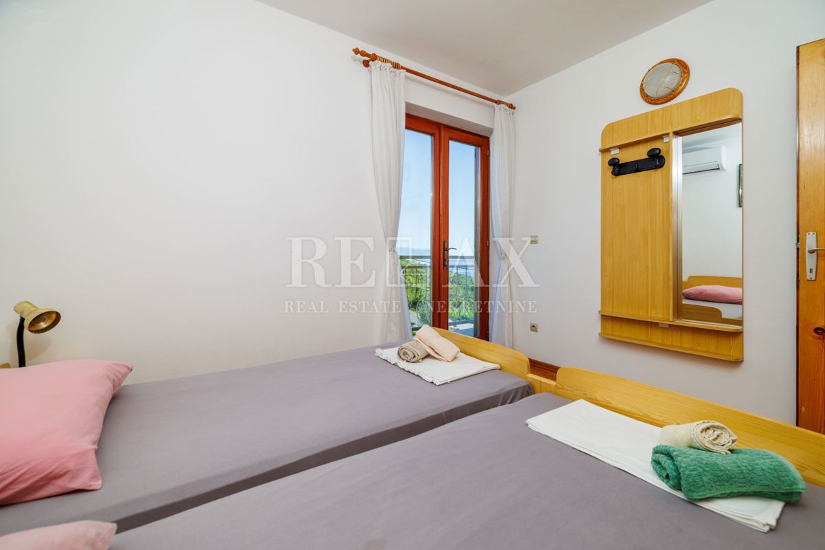 Crikvenica - prostorna nepremičnina z bazenom