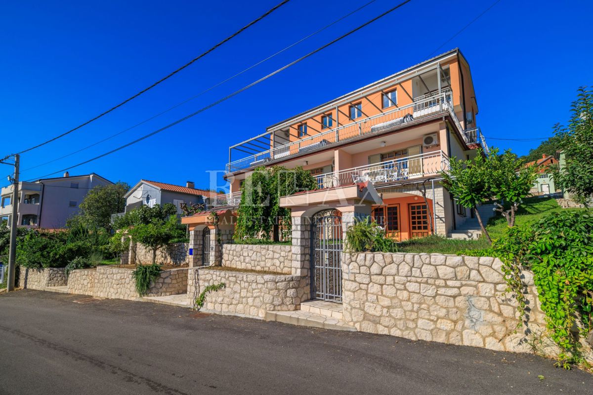 Crikvenica - prostorna nepremičnina z bazenom