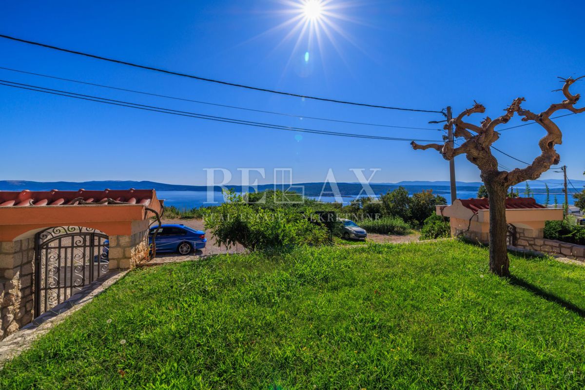 Crikvenica - prostorna nepremičnina z bazenom