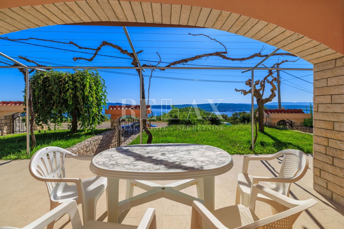 Crikvenica - prostorna nepremičnina z bazenom