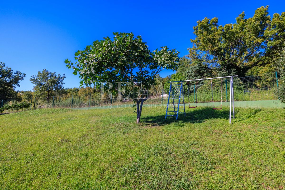 Crikvenica - prostorna nepremičnina z bazenom