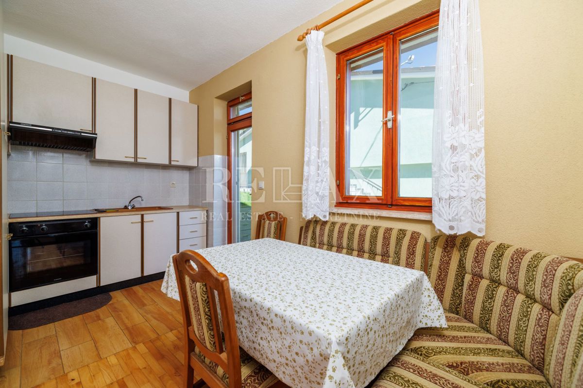 Crikvenica - prostorna nepremičnina z bazenom