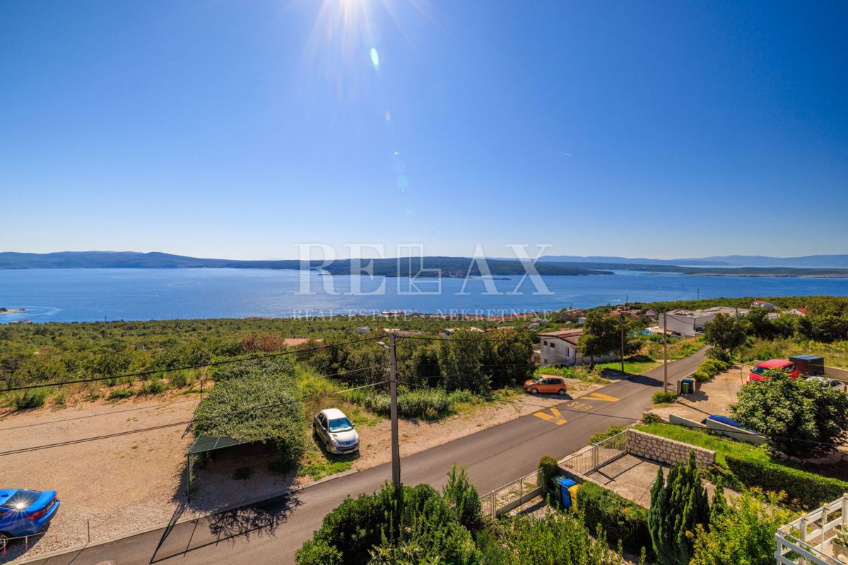 Crikvenica - prostorna nepremičnina z bazenom